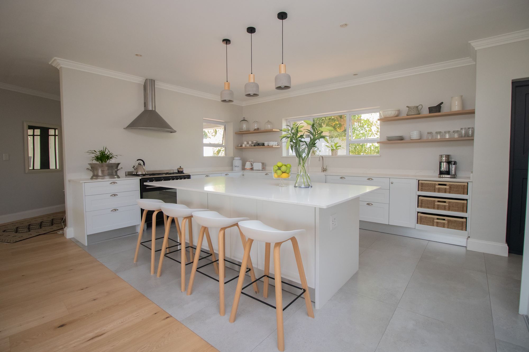 Cuisine à Cholet, Angers et Saumur : intérieur rénové, moderne et lumineux, avec cuisine ouverte