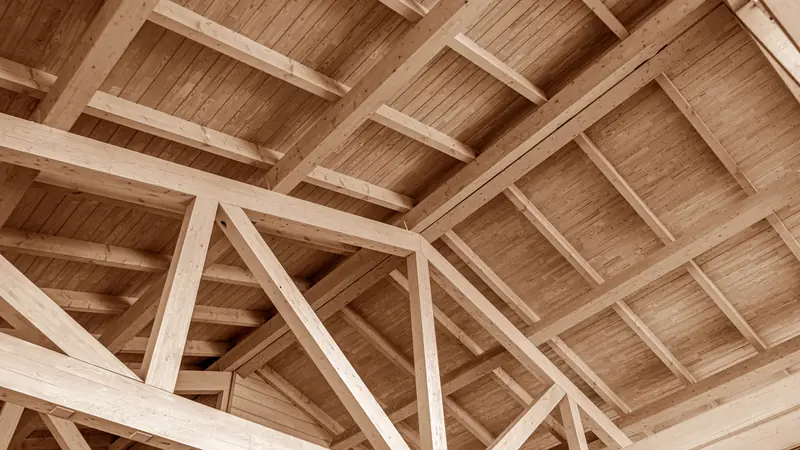 Charpente en bois neuve vue de l'intérieur