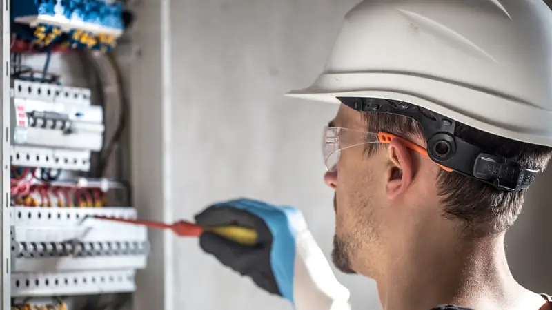 Électricien travaillant sur un tableau électrique