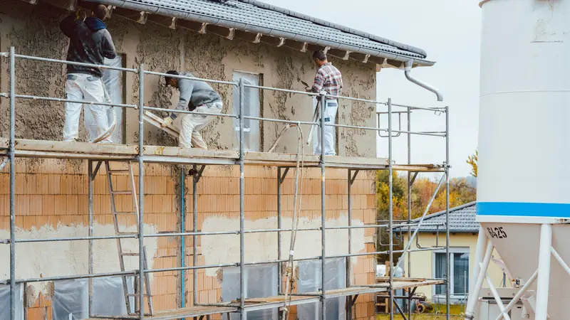 Artisans sur un échafaudage pendant la rénovation d'une maison
