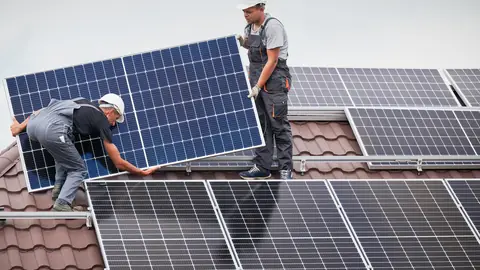 Pose de panneaux photovoltaïques sur un toit