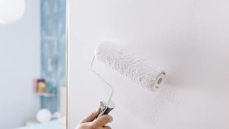 Mur repeint en blanc au rouleau