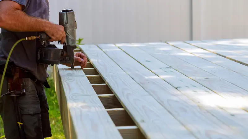 Pose des lames d'une terrasse en bois
